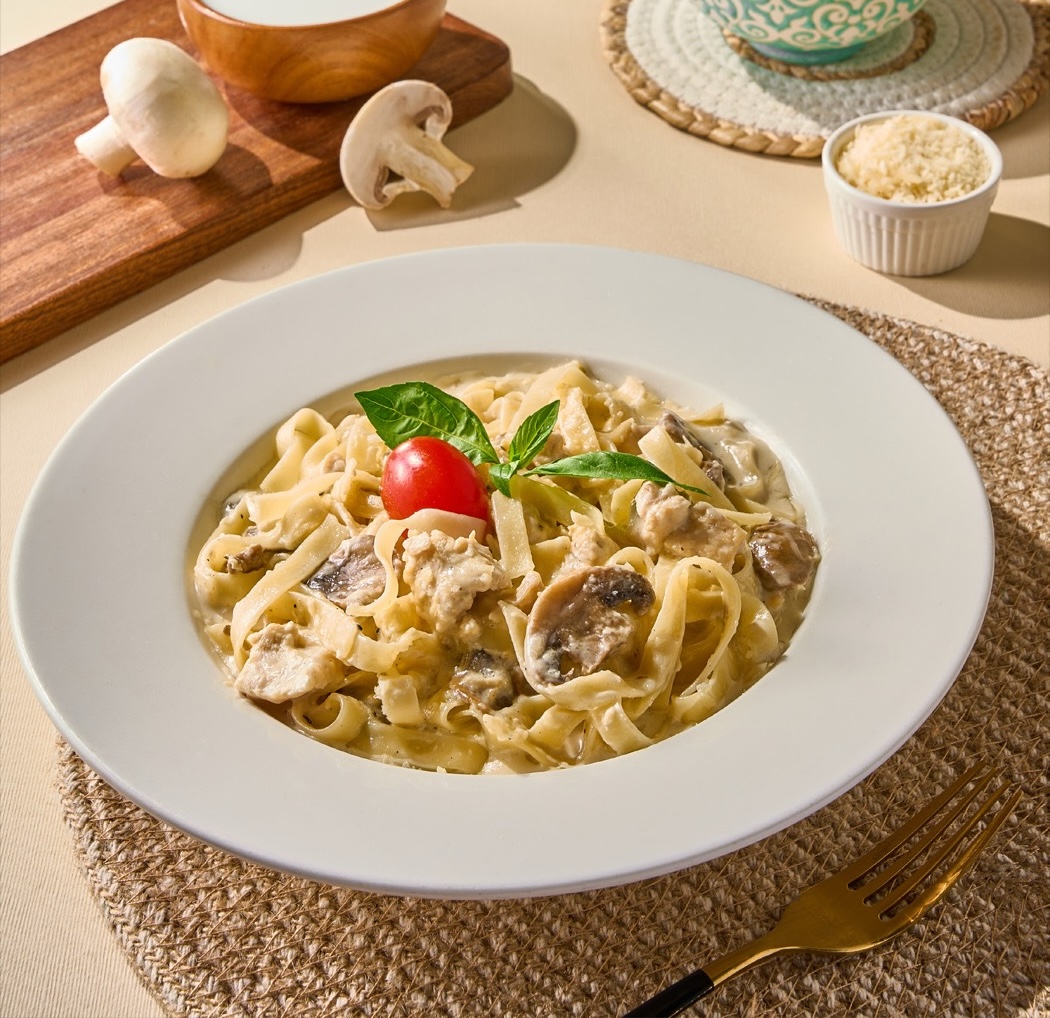 Chicken Alfredo - PieRev signature pasta